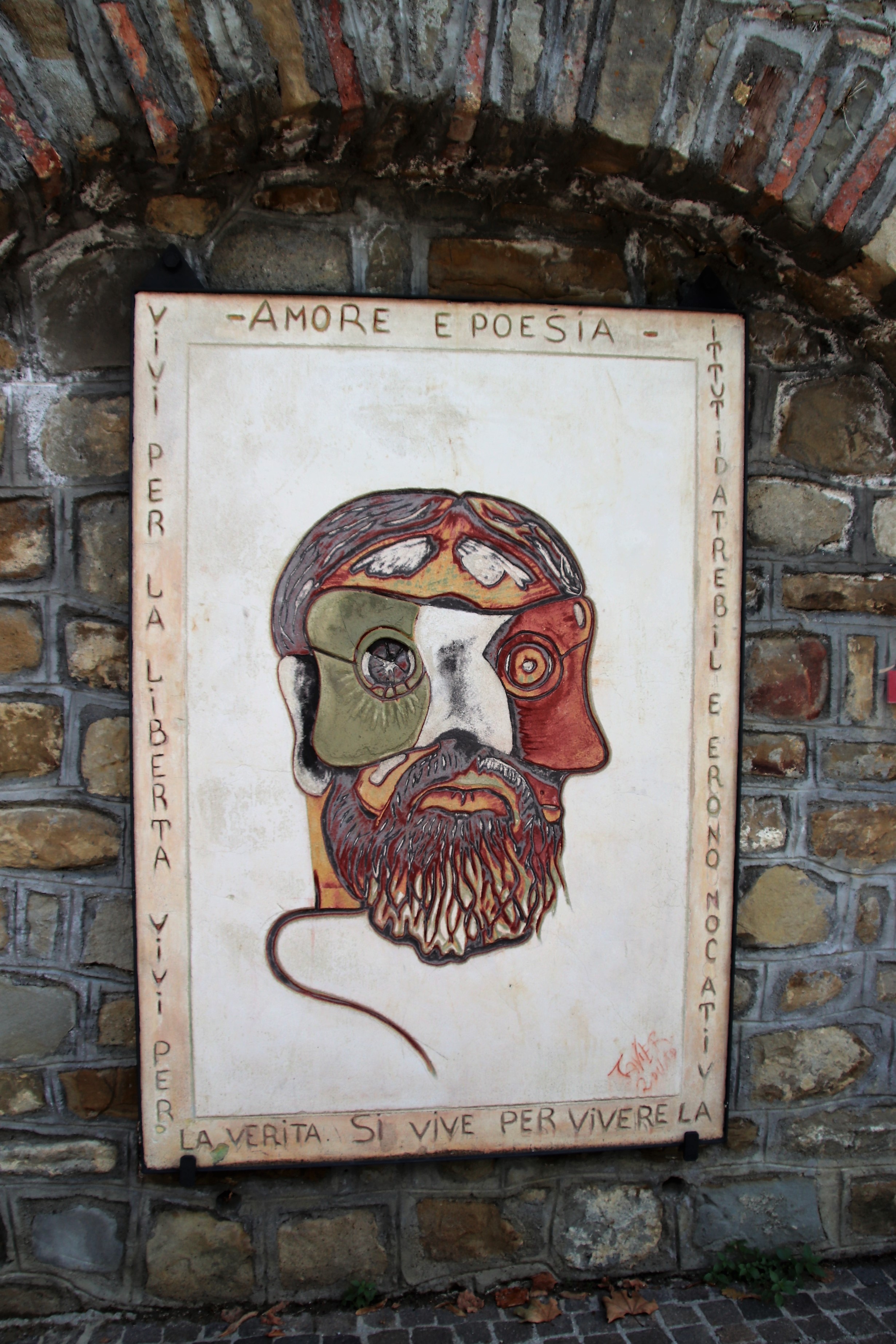 Graffito polistrato nel centro storico di Montemurro