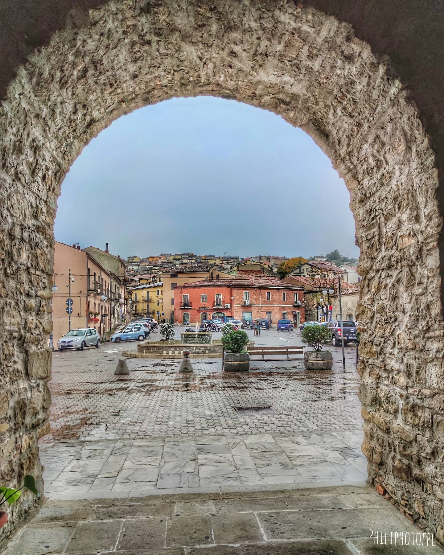 Piazza Plebiscito nel cuore del centro storico del borgo di Corleto Perticara
