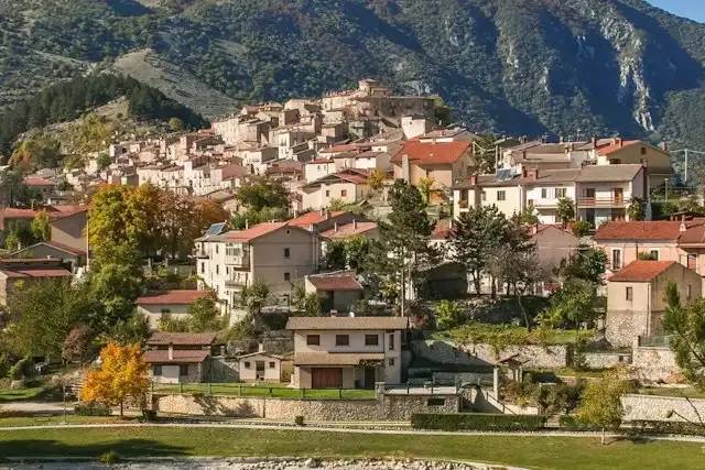 Villalago: Gioiello tra i Laghi – foto © FAI – Fondo Ambiente Italiano