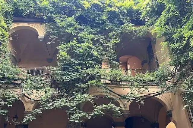 Palazzo dalla Rosa Prati: Cortile Interno e Loggiato