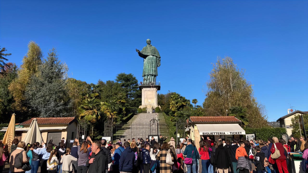 Locandina Arona, statua di San Carlo: visita guidata con degustazione formaggi per accogliere l'autunno a Arona (Novara)