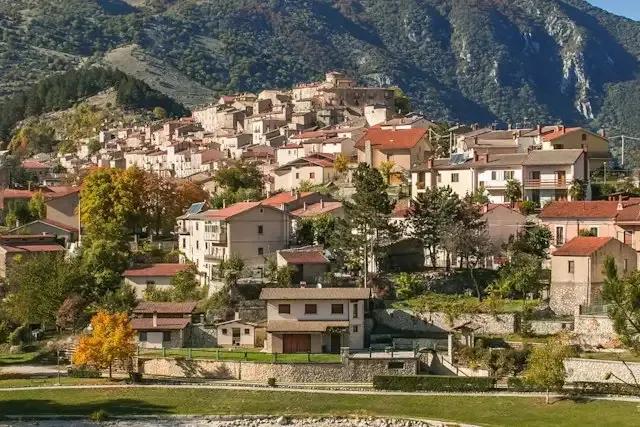 Villalago: Gioiello tra i Laghi – foto © FAI – Fondo Ambiente Italiano