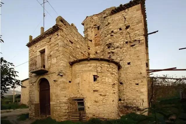 A Valle Verso il Fiume, un Minuscolo Borgo Fantasma – foto © FAI – Fondo Ambiente Italiano