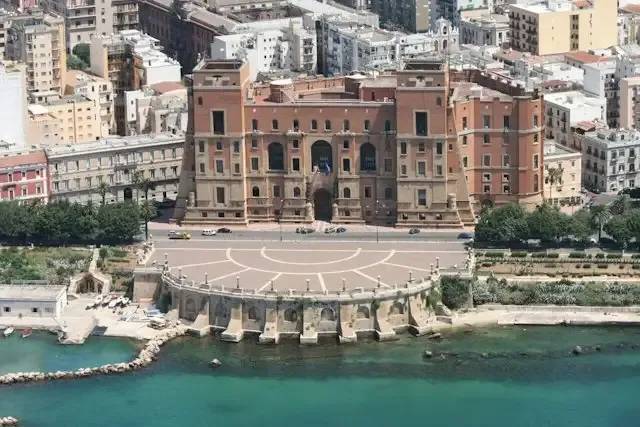 Palazzo del Governo e Rotonda Marinai D'Italia – foto © FAI – Fondo Ambiente Italiano