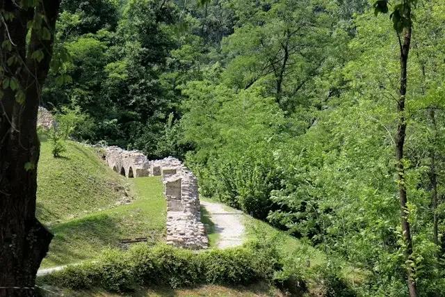 Monastero di Torba – foto © FAI – Fondo Ambiente Italiano