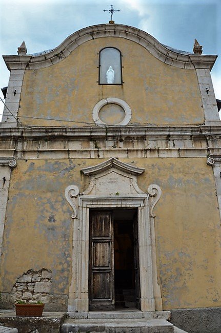 Facciata della Chiesa parrocchiale di Santa Maria Assunta a Scontrone