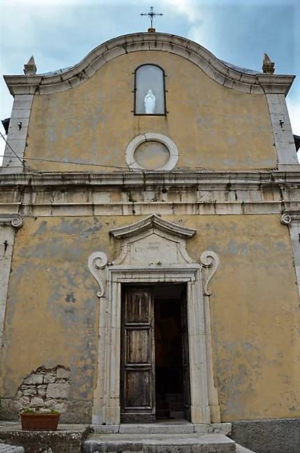 Facciata della Chiesa parrocchiale di Santa Maria Assunta a Scontrone