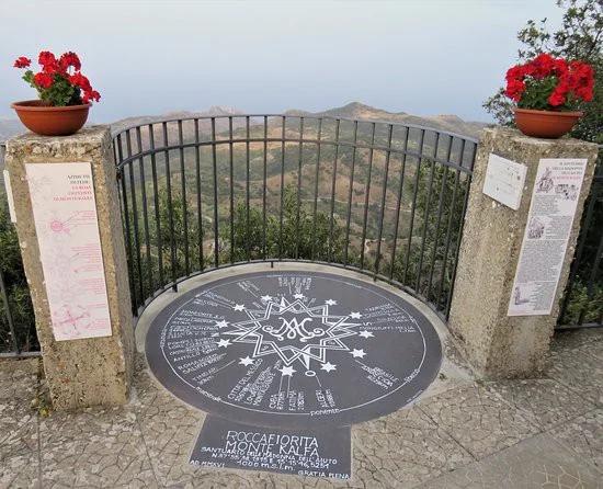 Azimuth di Fede - Rosa dei Venti di Monte Kalfa a Roccafiorita
