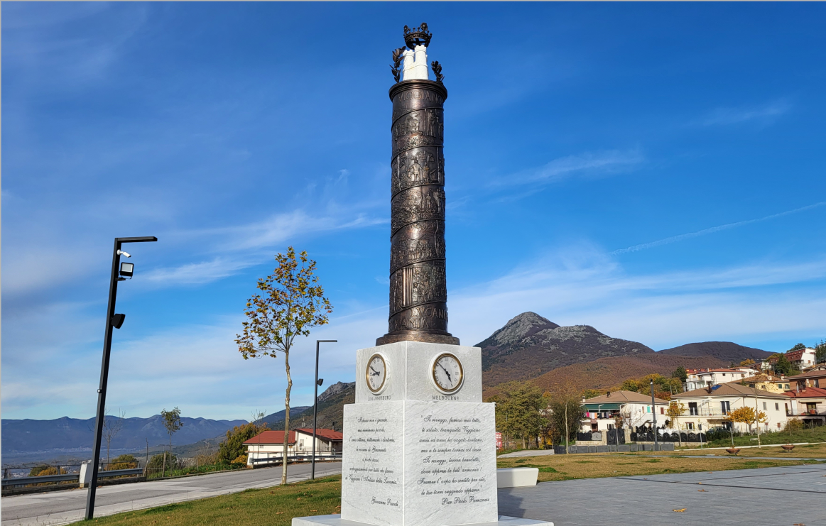Colonna del Viggianese nel Mondo in Piazza Papa Giovanni XXIII a Viggiano