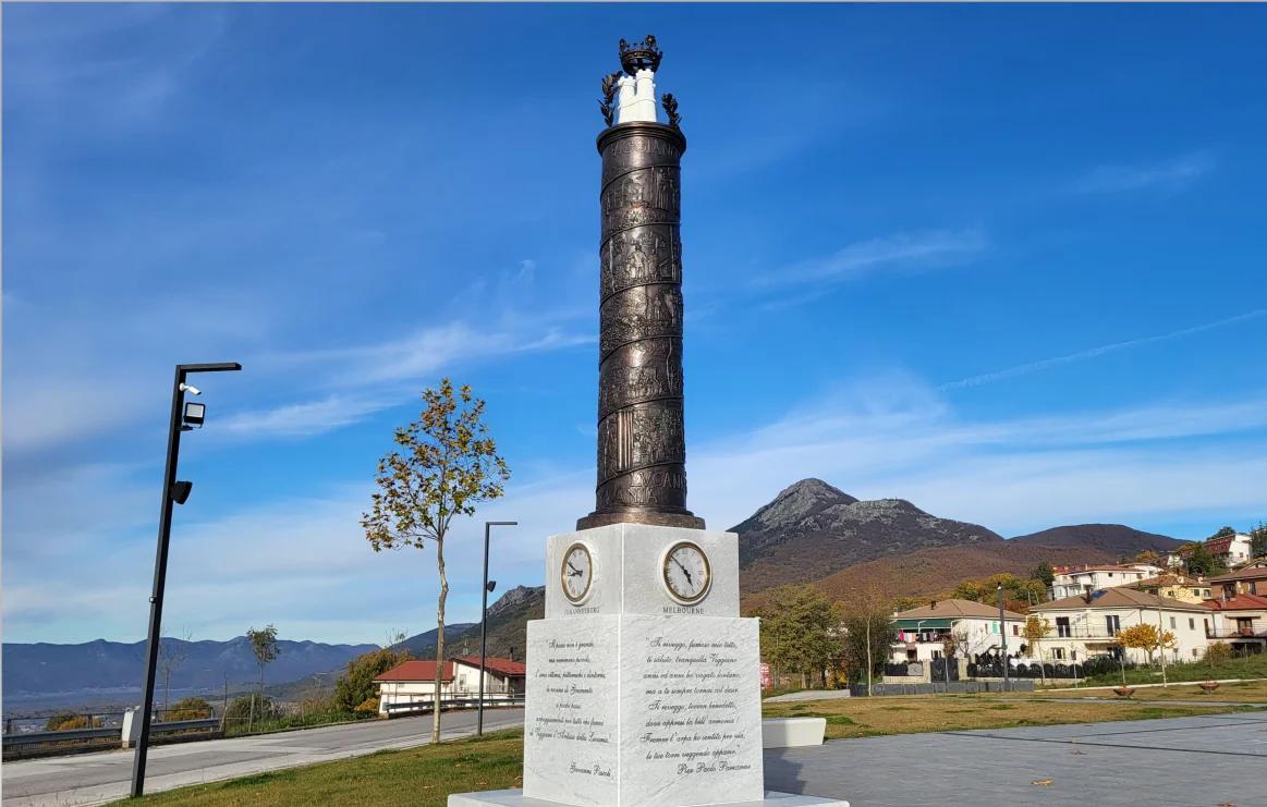Colonna del Viggianese nel Mondo in Piazza Papa Giovanni XXIII a Viggiano
