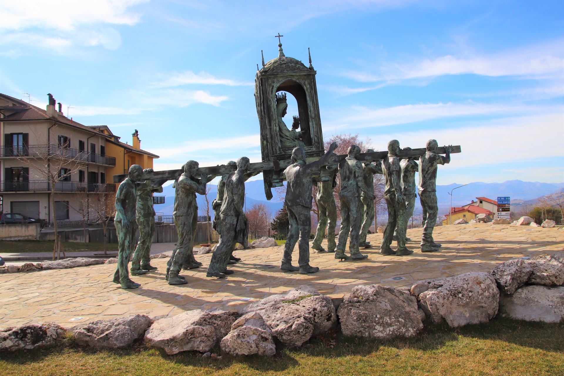 Monumento ai Portatori della Madonna Nera all'ingresso di Viggiano