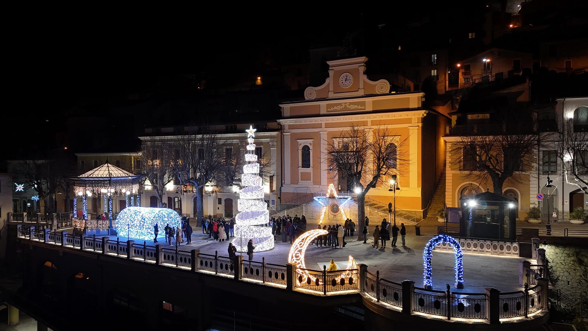 Piazza Regina delle Genti Lucane con vista sulla Valle dell'Agri a Viggiano