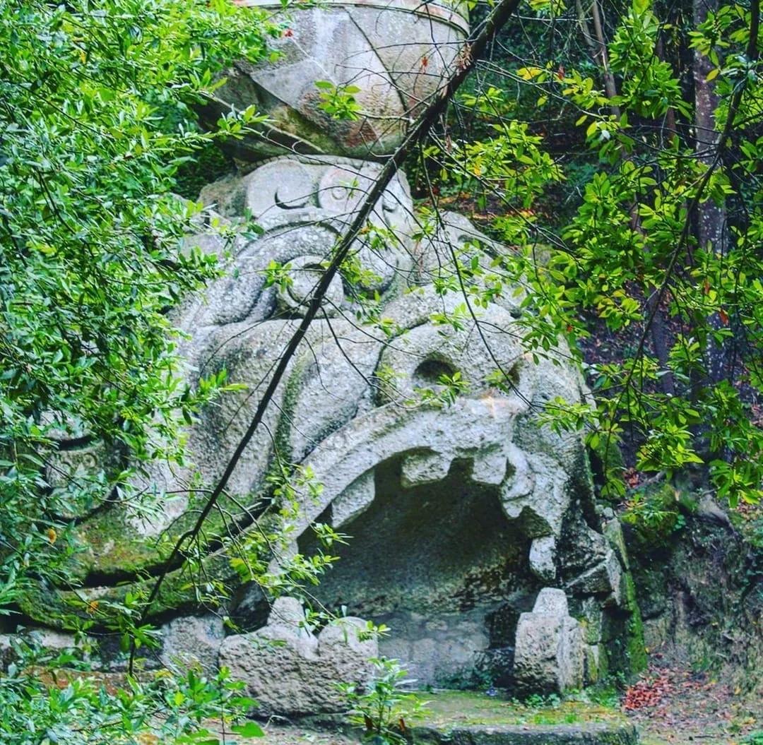 Scultura a bocca d'orco presso il Parco dei Mostri di Bomarzo