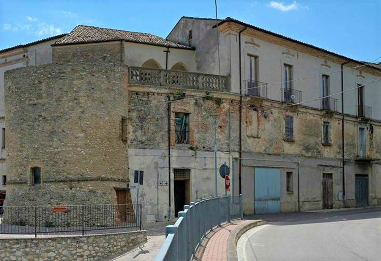 Palazzo Baronale Caccianini e Pinacoteca a Frisa