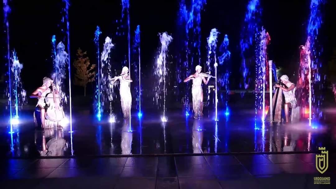 Piazza San Giovanni a Viggiano con fontana musicale e statue dedicate alla musica