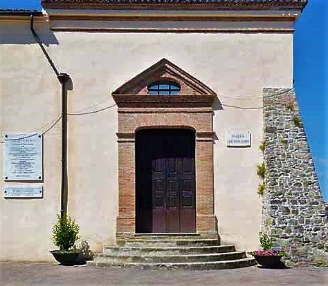 Facciata della Chiesa di San Domenico nel centro storico di Montemurro