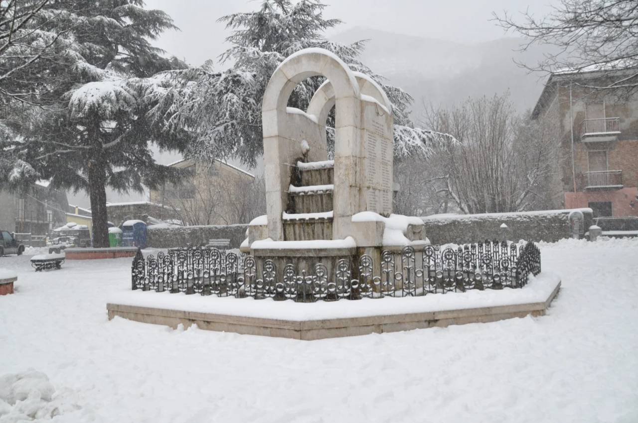 Monumento ai caduti di guerra - 'La fontana dei pesci'