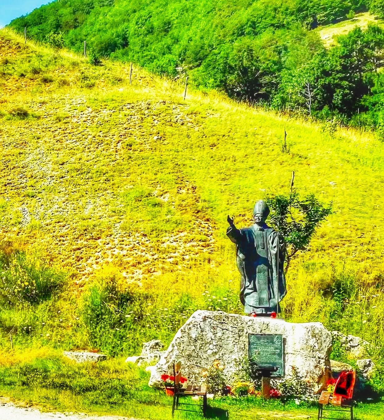 Statua di Papa Giovanni Paolo II a Scanno