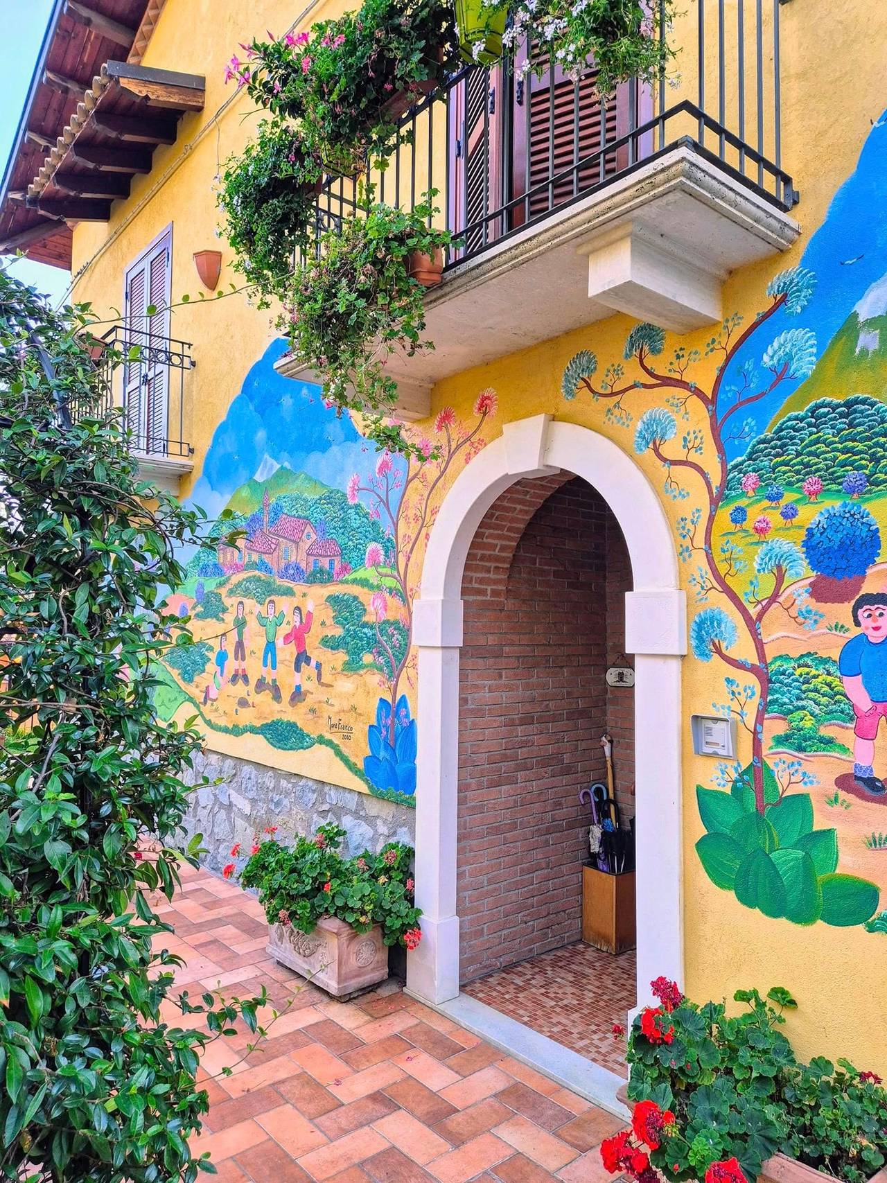 Borgo di Azzinano, paese dei murales frazione di Tossicia
