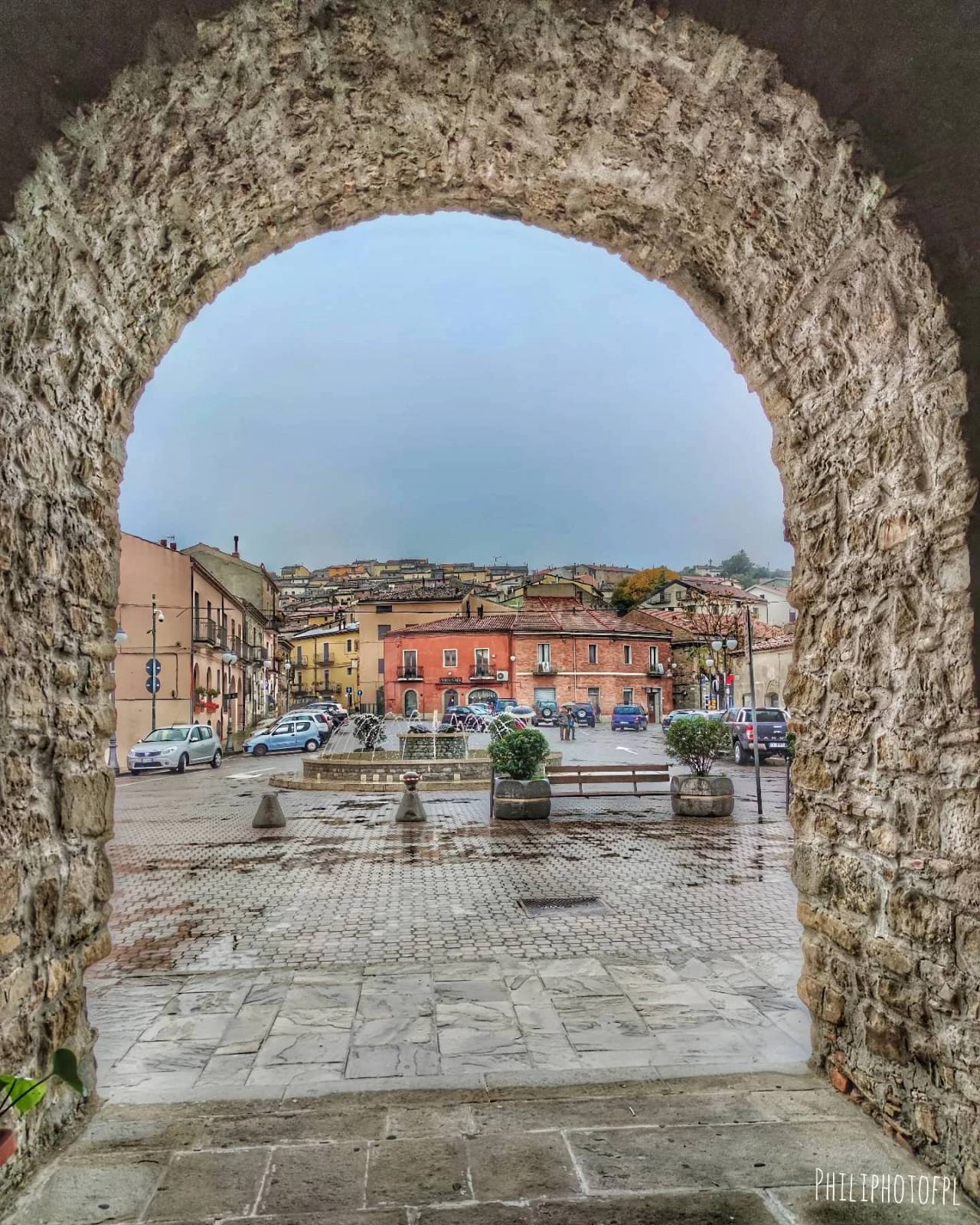 Piazza Plebiscito nel cuore del centro storico del borgo di Corleto Perticara