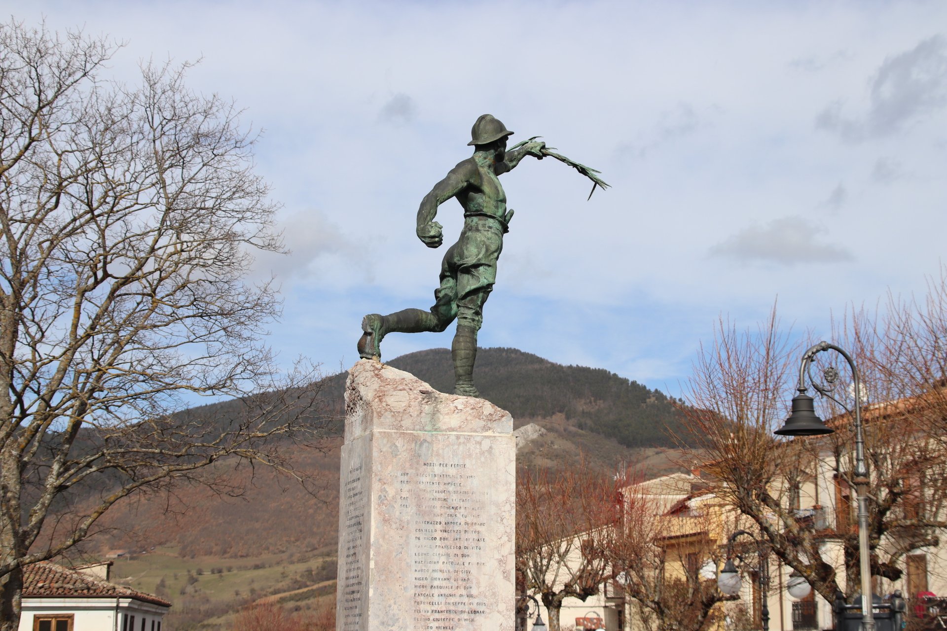 Monumento ai Caduti e busto di Giuseppe Verdi nella Villa Comunale di Viggiano